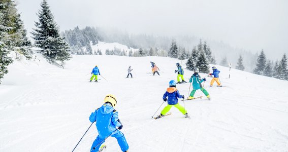 Kinder fahren Ski.