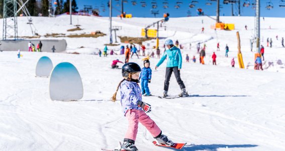 Mädchen auf der Skipiste