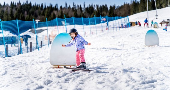 Mädchen fährt die Skipiste herunter