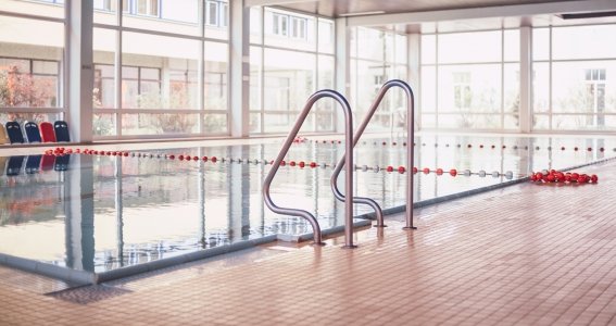 Becken in einem Hallenbad in München