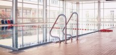 Becken in einem Hallenbad in München