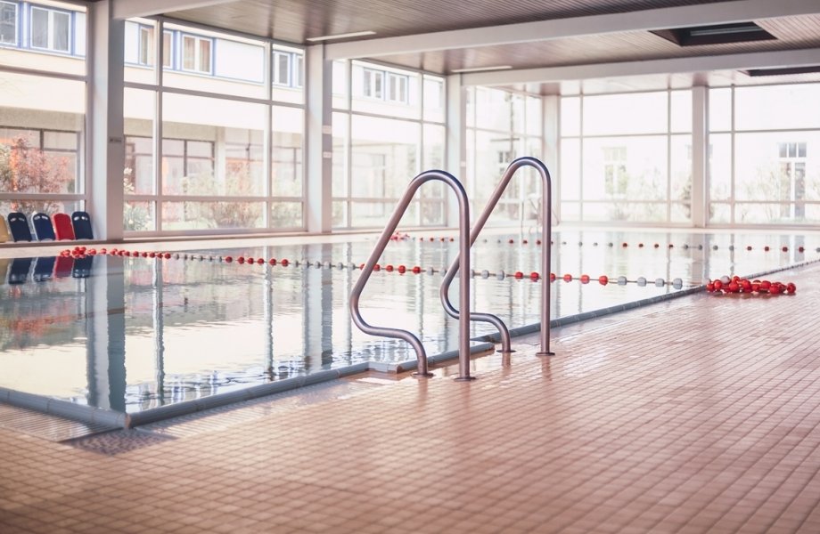 Becken in einem Hallenbad in München