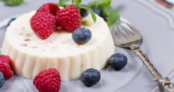 Mandelpanacotta mit Beeren 
