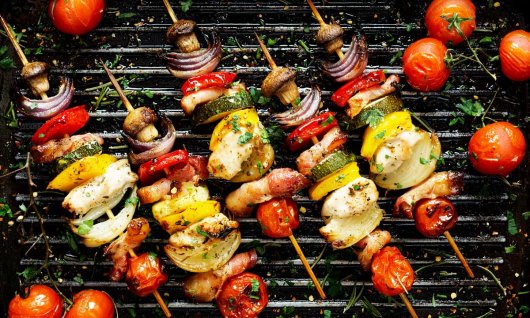 Gemüsespieße liegen auf dem Grill