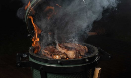 Fleisch liegt auf biggreenegg Grill
