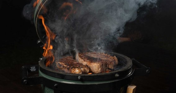 Fleisch liegt auf biggreenegg Grill
