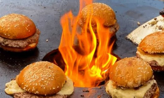 Burger liegen auf einem Grill