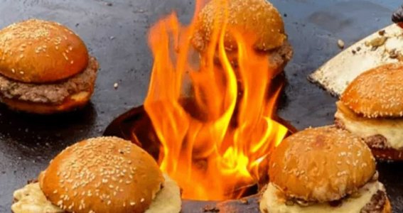 Burger liegen auf einem Grill