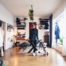 Atelier von Lena Klaus Frau steht in einem Atelier.