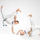 Ein Mann und eine Frau trainieren Capoeira