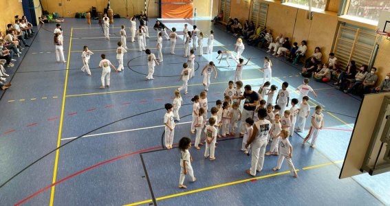 Kinder beim Sporttraining im Turnsaal