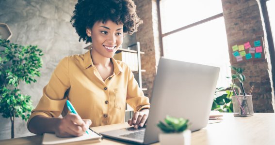 Frau in der Einzelberatung vor dem Laptop.