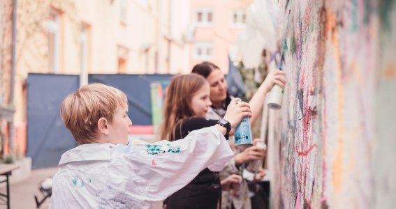 Kinder sprühen Graffiti