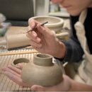 Vase, die aus Keramik hergestellt wird