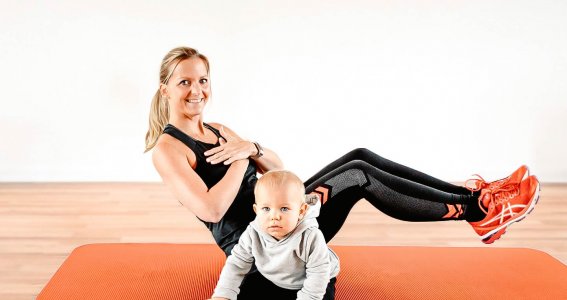 Frau macht Fitness mit ihrem Baby