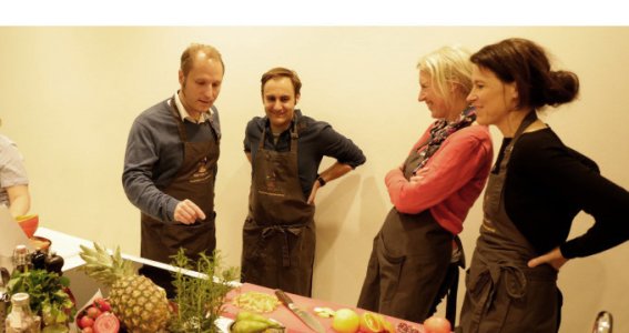 Erwachsene kochen zusammen