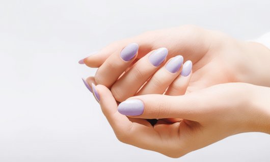 Zwei Hände einer Frau mit lackierten Nägeln 