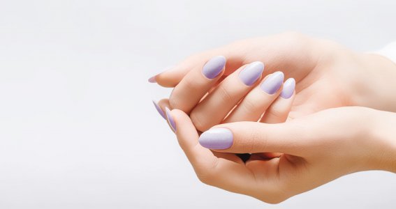Zwei Hände einer Frau mit lackierten Nägeln 