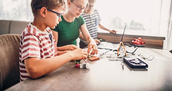 Kinder basteln an elektrischen Geräten