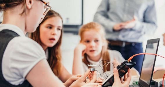 Mädchen experimentieren mit Technik