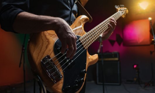 Mann spielt Bass