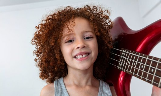 Mädchen hält einen Bass