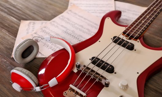 roter Bass liegt auf dem Boden