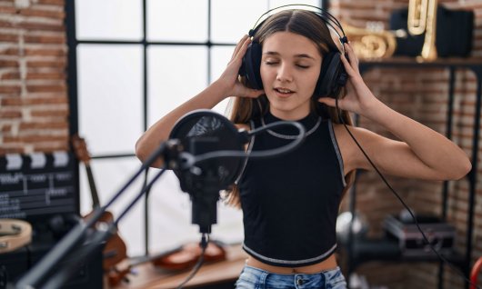 Mädchen trägt Kopfhörer