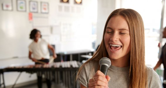 Mädchen singt