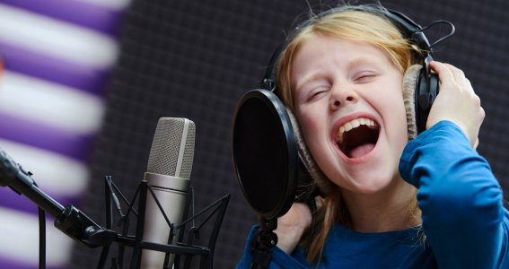 Mädchen singt ins Mikrofon