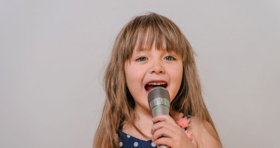 Mädchen singt