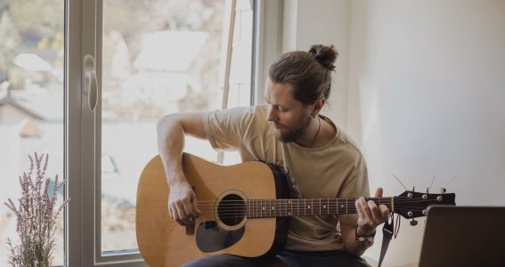 Mann spielt Gitarre