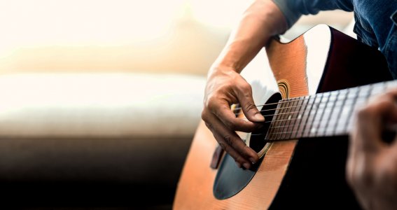 Person spielt auf der Gitarre