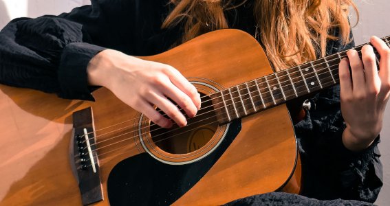 Mädchen spielt auf einer Gitarre