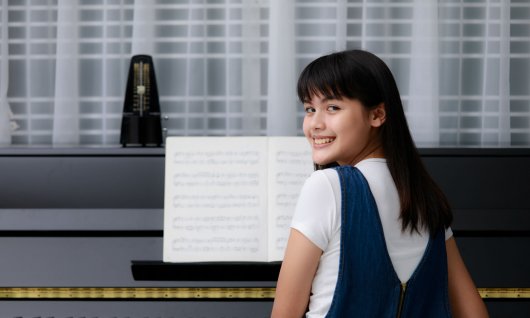 Mädchen spielt auf dem Klavier