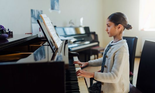 Mädchen schaut auf die Noten