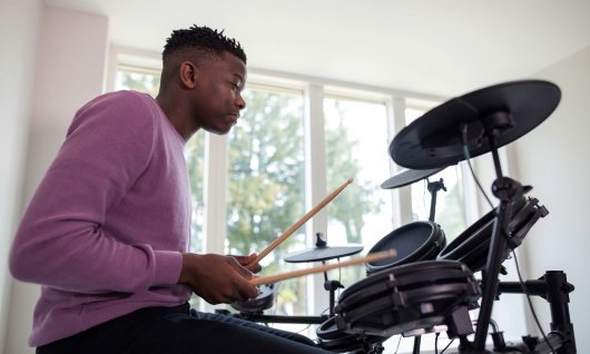 Jugendlicher spielt Schlagzeug