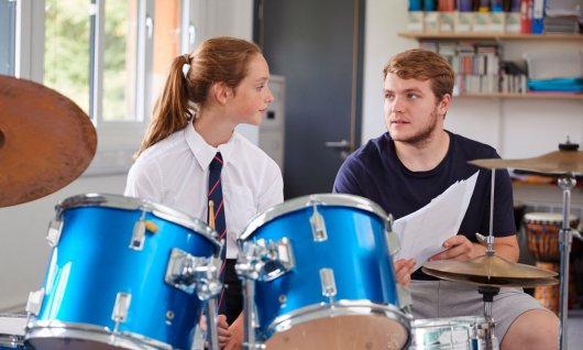 Mädchen im Schlagzeugunterricht