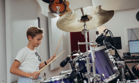 Junge spielt Schlagzeug