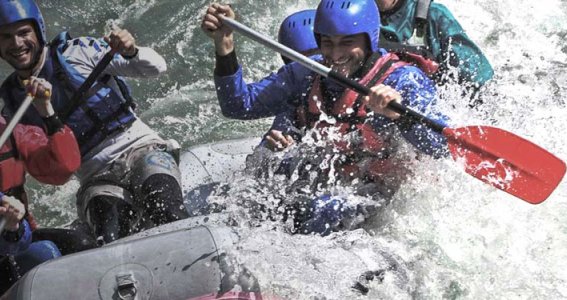 Erwachsene in einem Kanu auf dem Wasser