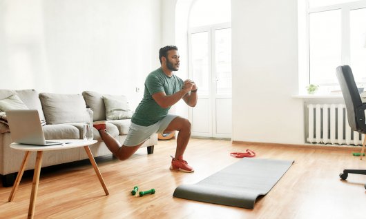 Erwachsener macht Lunges Zuhause