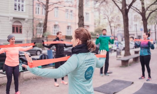 Fitnessübungen mit Fitnessbändern