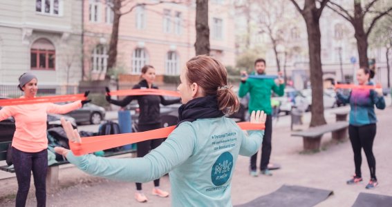 Fitnessübungen mit Fitnessbändern