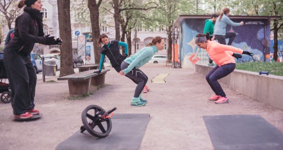 Verschiedene Fitnessübungen Outdoor