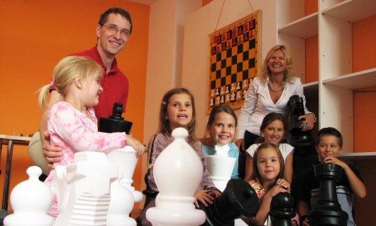 Kinder spielen gemeinsam Schach