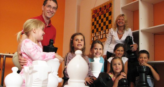 Kinder spielen gemeinsam Schach