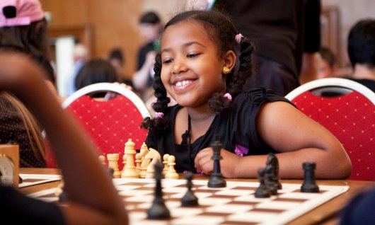 Mädchen spielt Schach