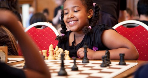 Mädchen spielt Schach