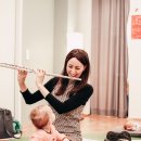 Musiklehrerin spielt Querflöte für die Babys