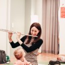 Musikalische Früherziehung für Babys in München Musiklehrerin spielt Querflöte für die Babys
